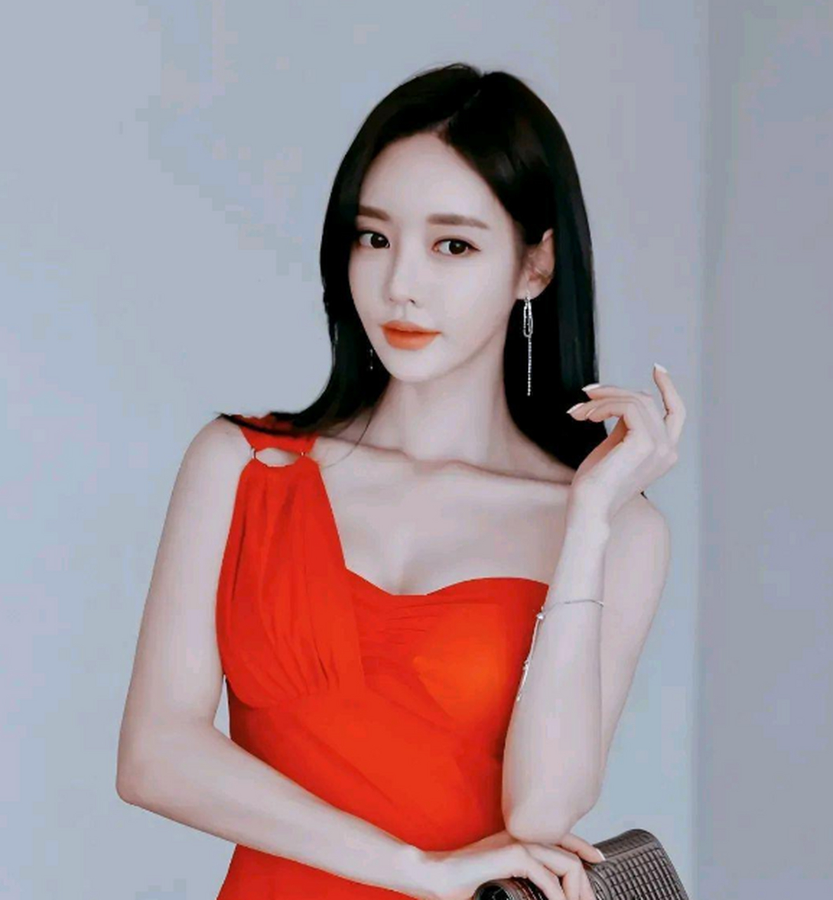 孙允珠,红色的单肩吊带修身裙,恬静又优雅,展现完美身材,太迷人了