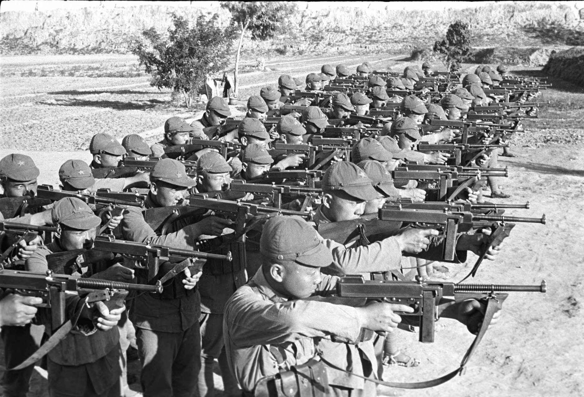 (1937)陕西省(中国) ,中国红军士兵手持冲锋枪#历史# #历史老照片