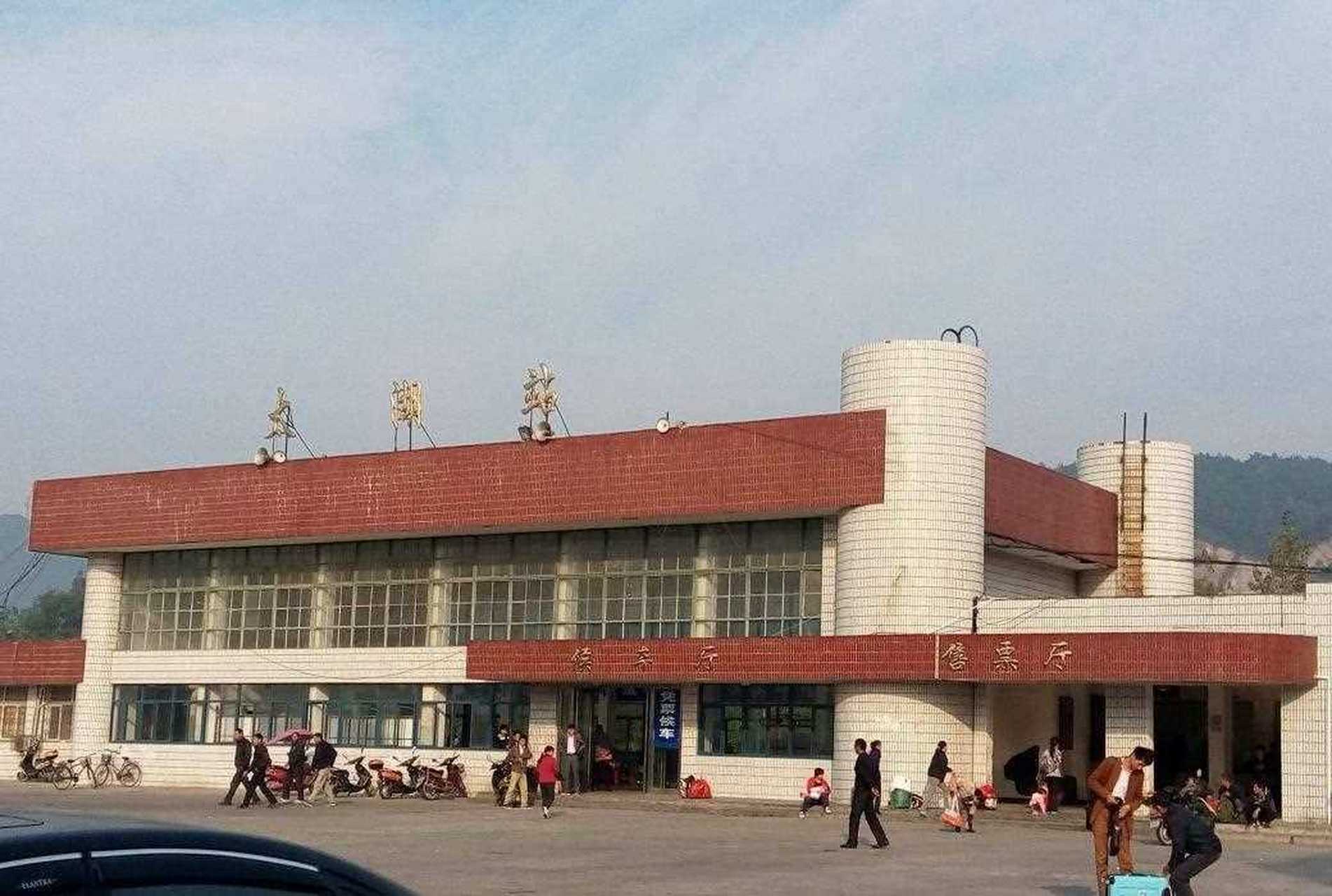 给你们看看家乡的太湖站  ,建立于1995年,是合九铁路上的车站,站址在