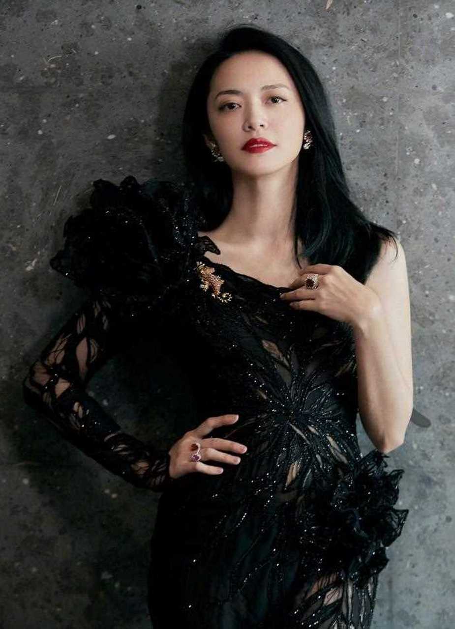 姚晨好大气一女的,透视蕾丝裙显绰约风姿,活出40岁最好的样子[嘻嘻]