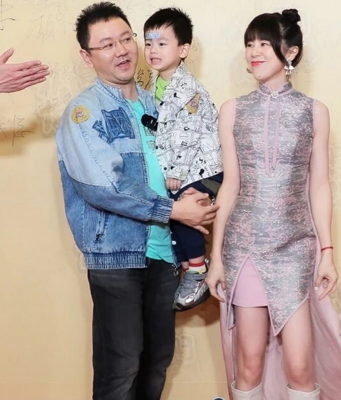薛乐:36岁辞职广东台,回家带小孩,40岁成为网红,妻子是他骄傲!