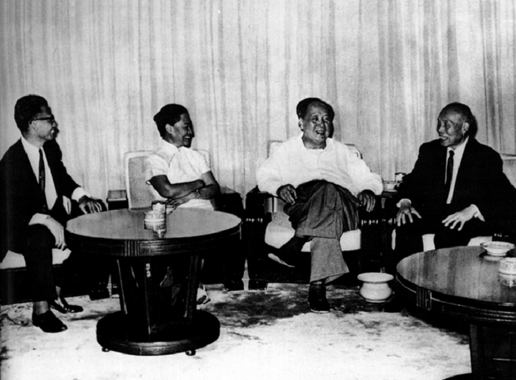 1965年.  李宗仁的夫人是郭德洁.他回国后的第二年,郭德洁因病去世.