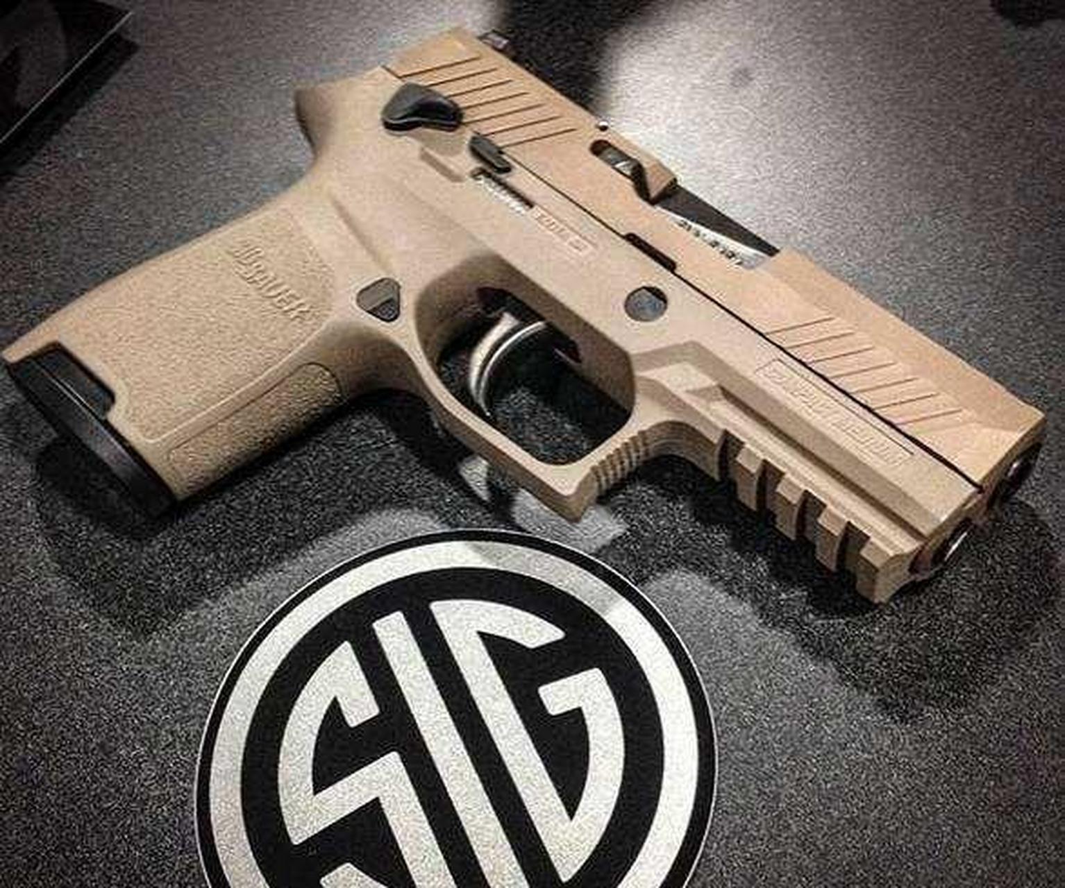 1998年9月22日晚,重庆市巫山县40岁的县长蔡军在家中遭到枪杀.