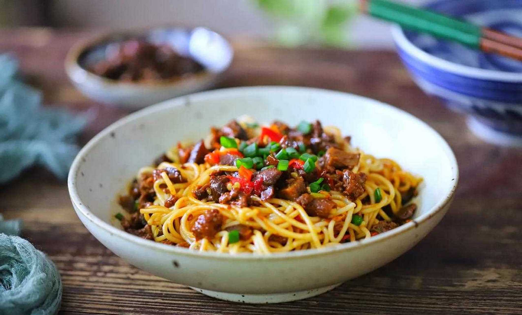 天热了,全家都爱这份香菇肉酱拌面,分钟就好,咸鲜开胃,三天两头就要做