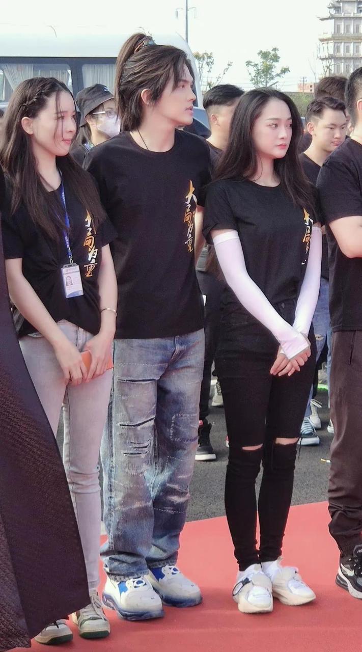 嘴上说不靠张雨绮,可看李柄熹这扮相和身高,如果没有"张雨绮男友"的