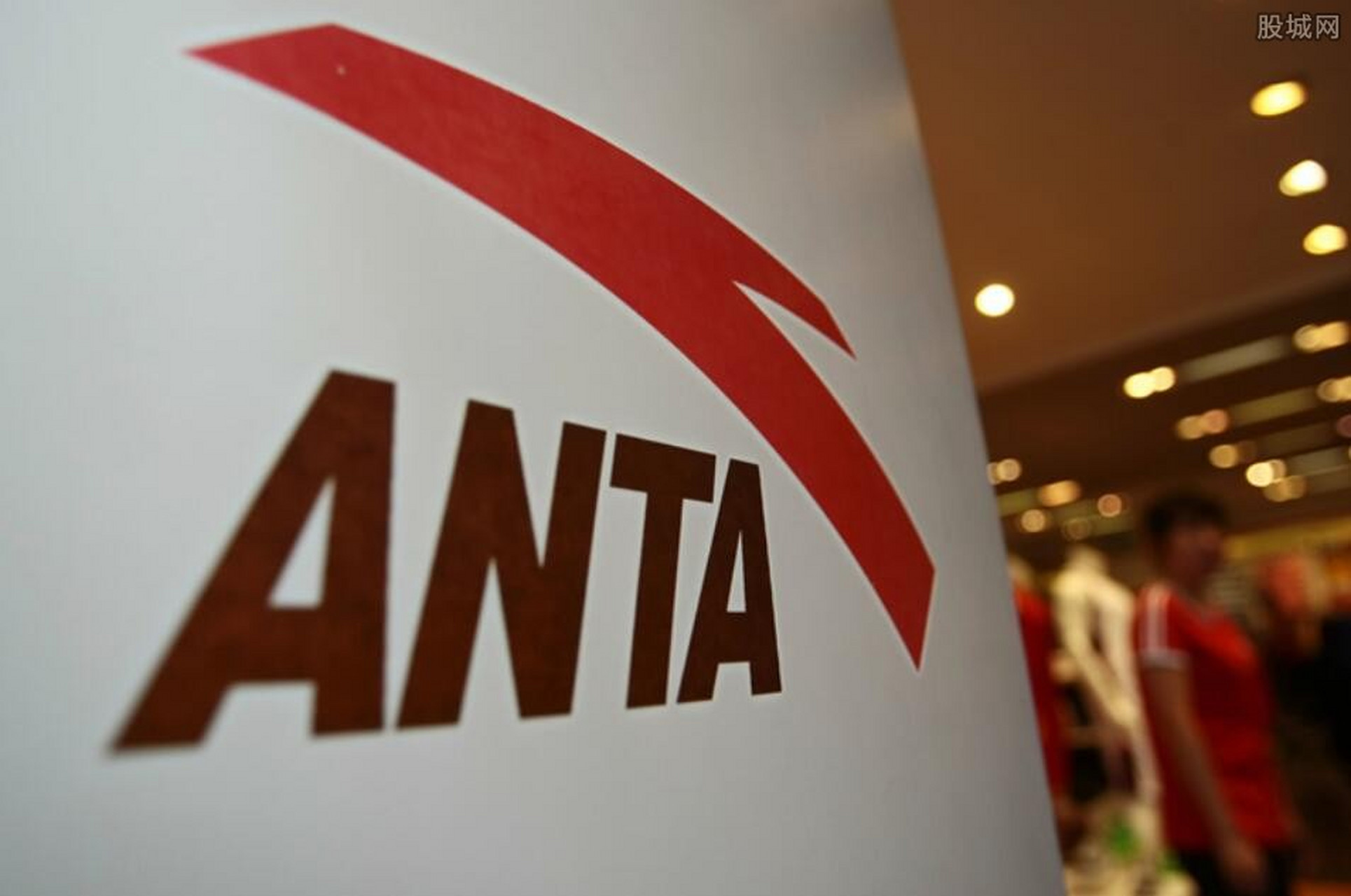 安踏上半年营收超耐克中国!安踏上半年销售额同比增长14.2%,达到296.