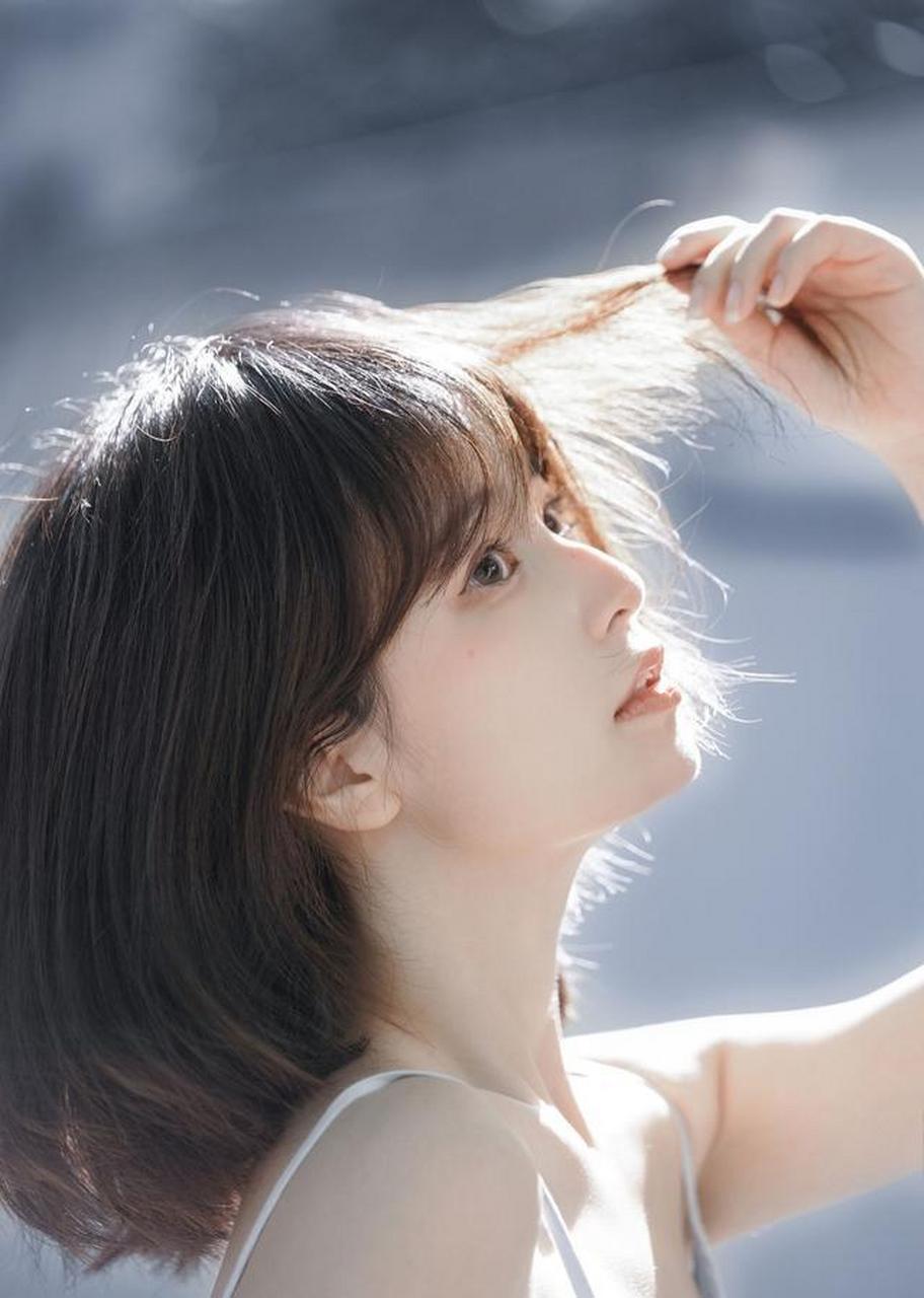 阳光下的短发美女,漂亮脸蛋精致侧颜