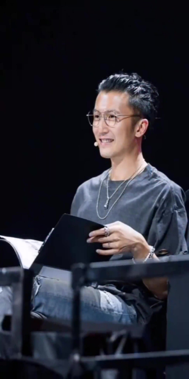 40岁谢霆锋还是那么潮,梳脏辫搭配破洞t恤,戴眼镜痞帅不输当年