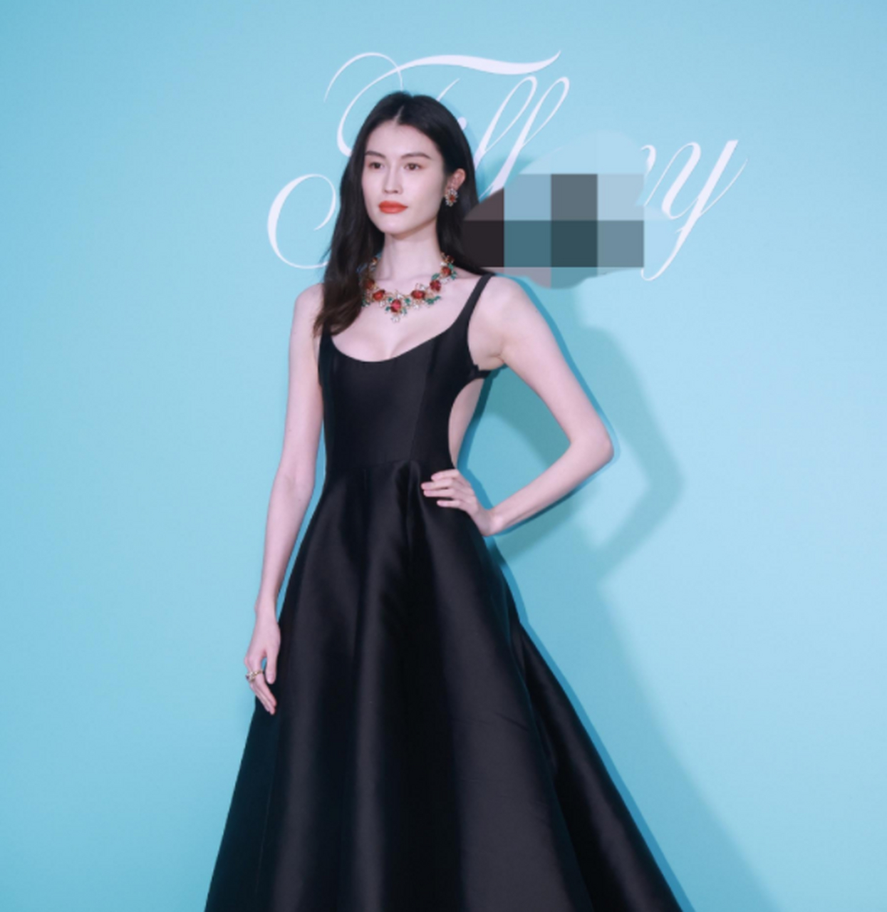 超模何穗当天身穿黑色露背长裙,一袭长发披散在身后,严格进行身材管理