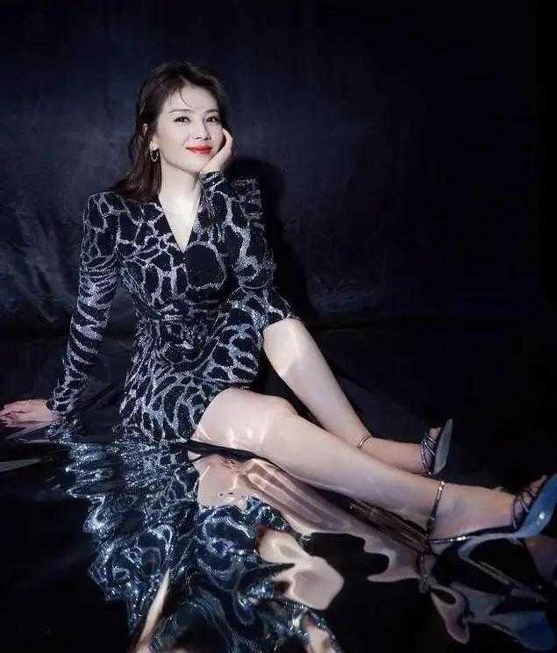 谢杏芳178身材太惊艳,虎纹连衣裙大长腿好吸睛,比老公还要高
