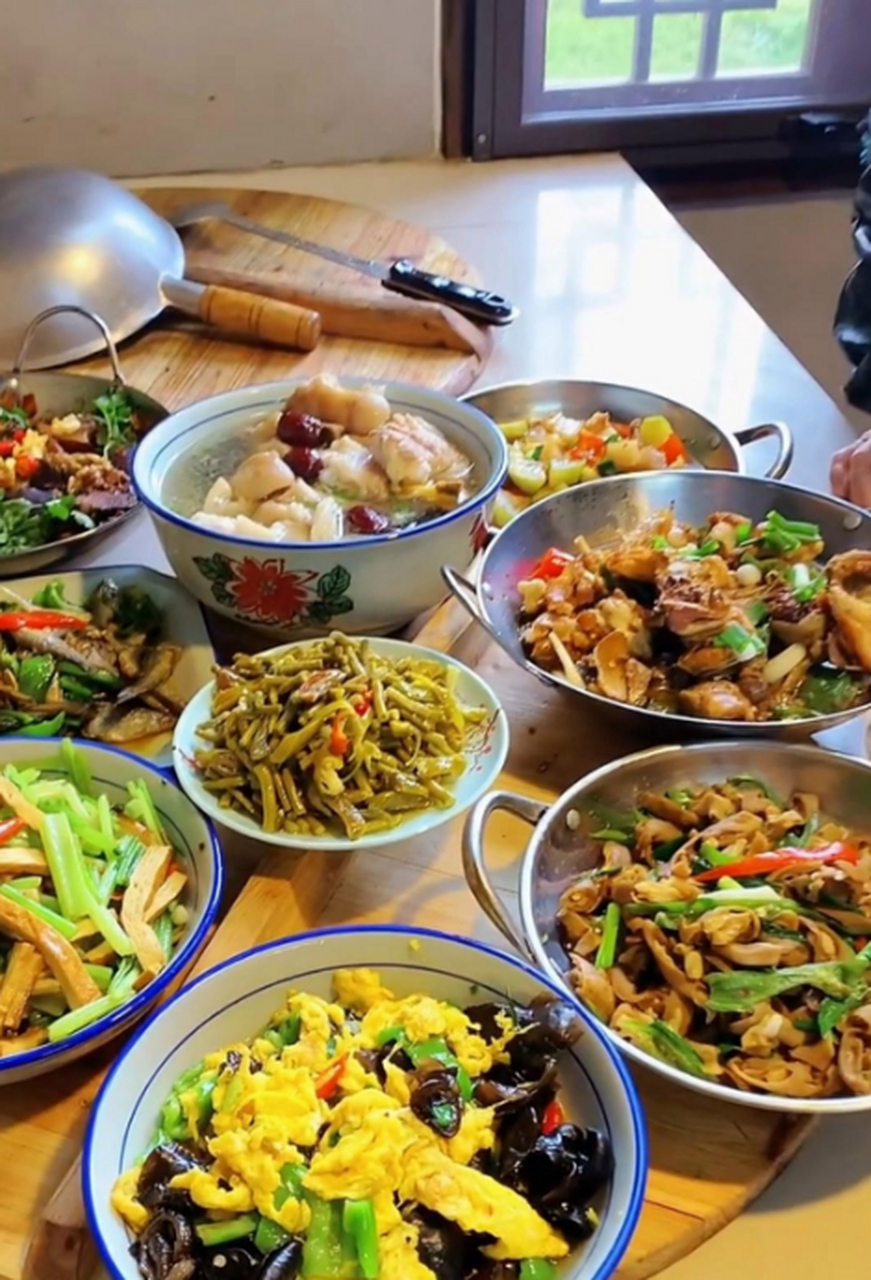 女朋友第一次来家里做客,看奶奶做的这一桌子菜,就知道奶奶有多用心了