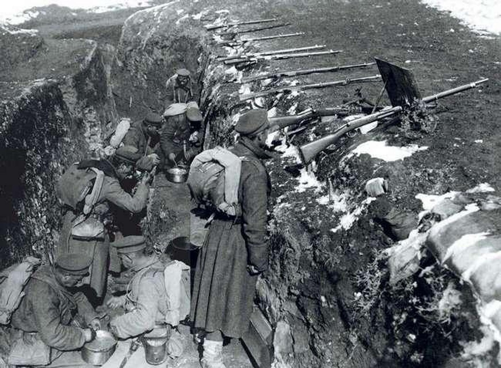 领动计划 1917年,保加利亚士兵在马其顿前线战壕里,吃野战口粮,留一