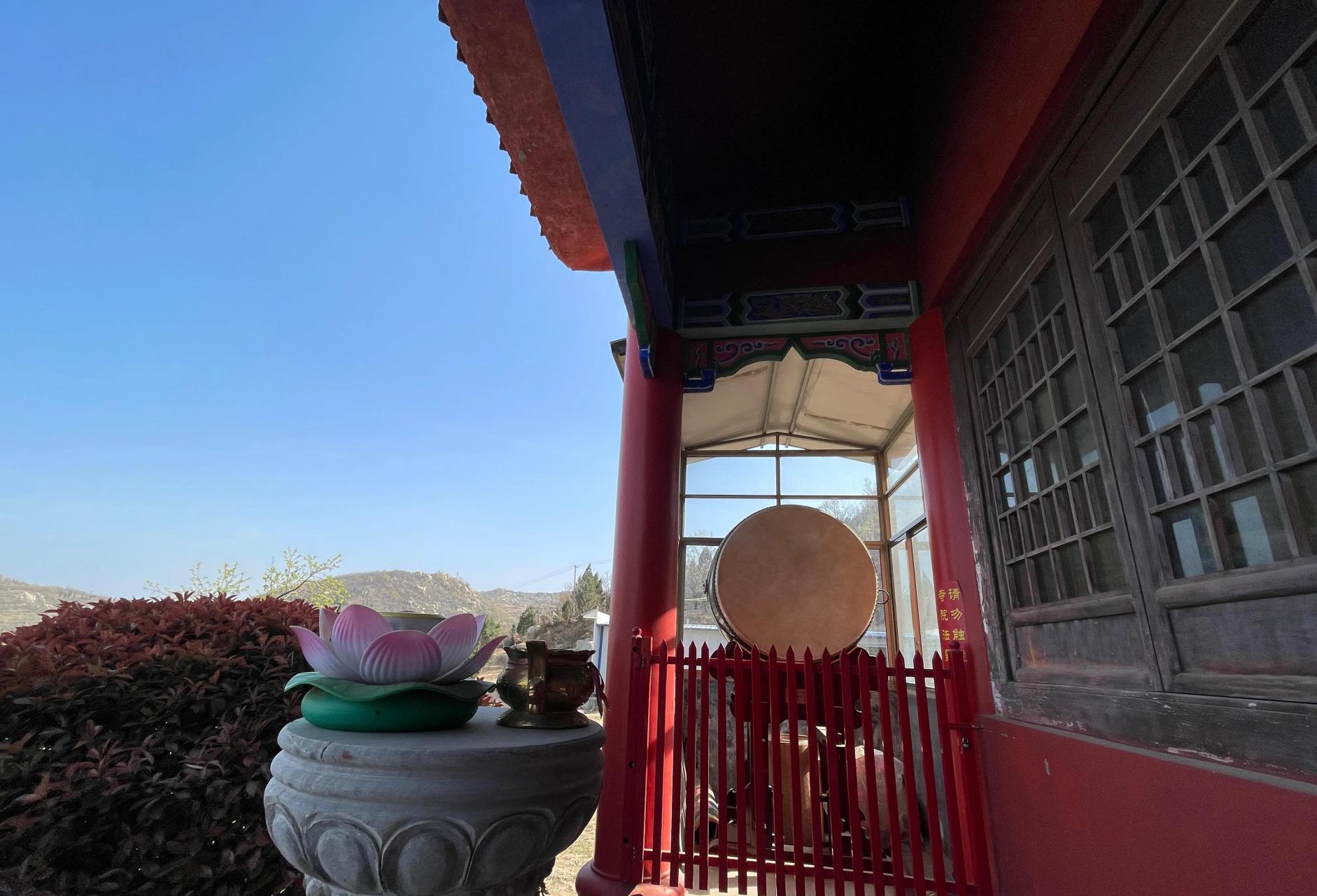 邹城鸿山寺,始建于唐代,因战乱被毁,这是2015年重建的寺庙,有大雄宝殿