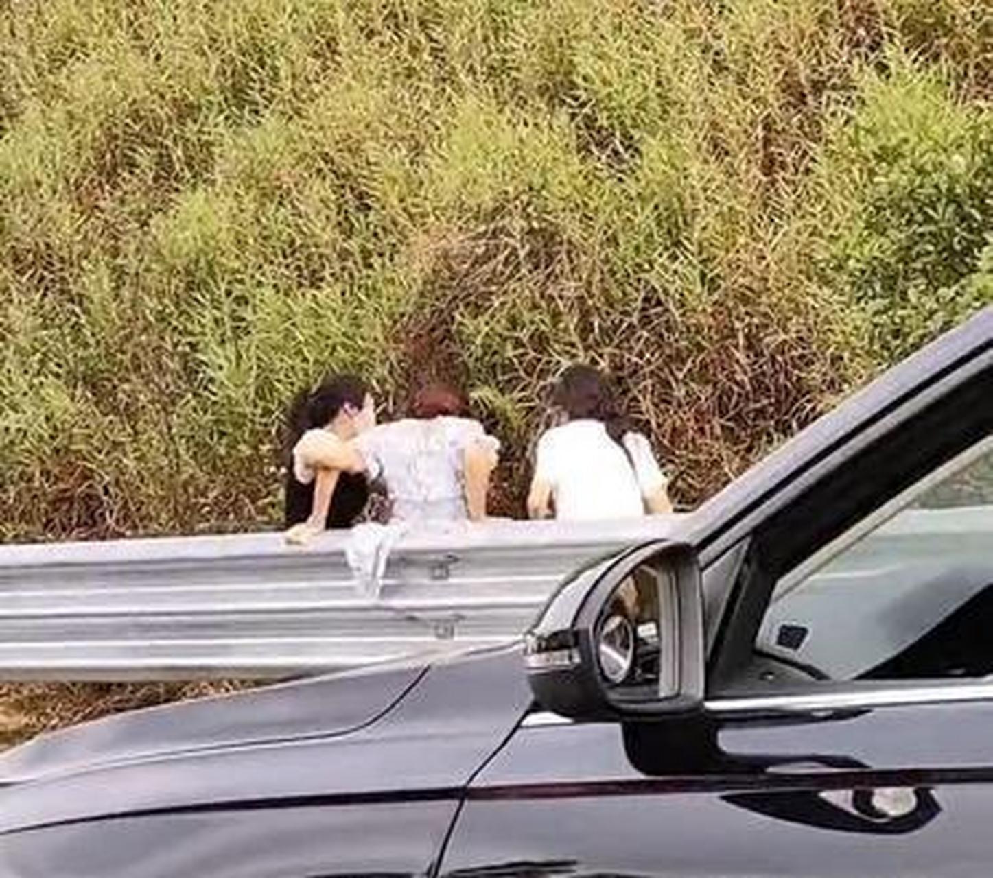高速公路上交通堵塞.带一车女生真的很麻烦