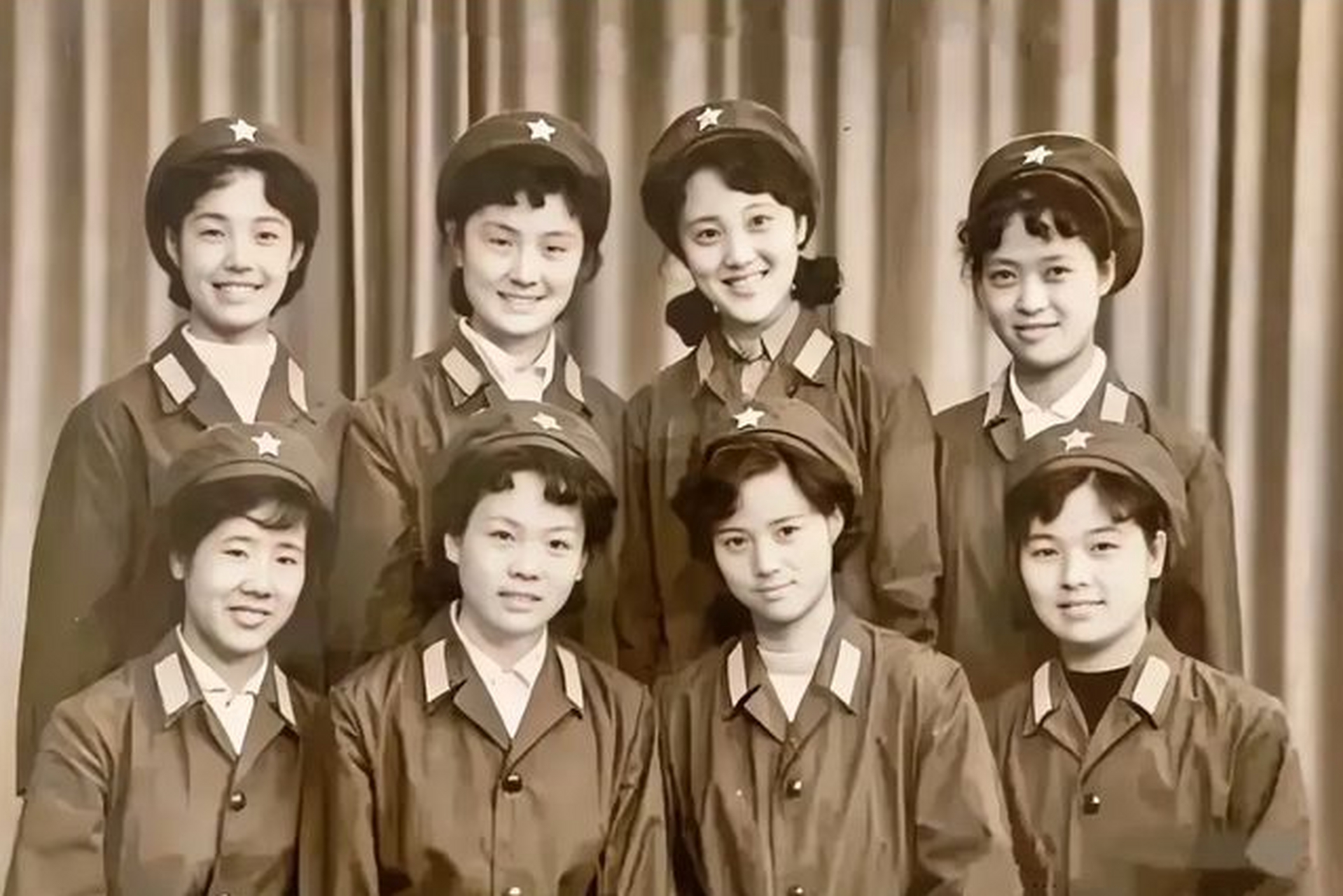 这8个女兵身穿65式军装,笑容灿烂迷人,她们个个青春靓丽,英姿飒爽
