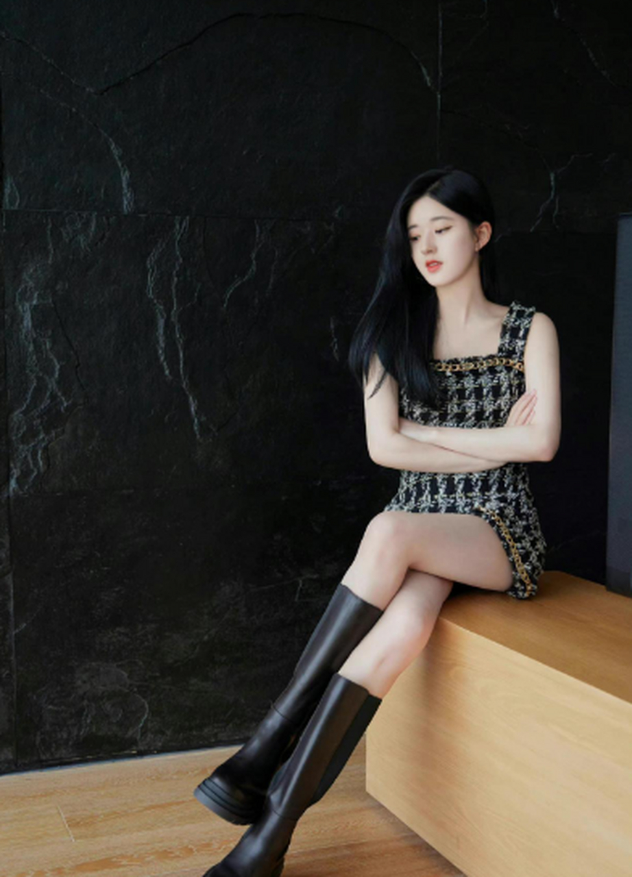 赵露思微博之夜 靴子好长啊