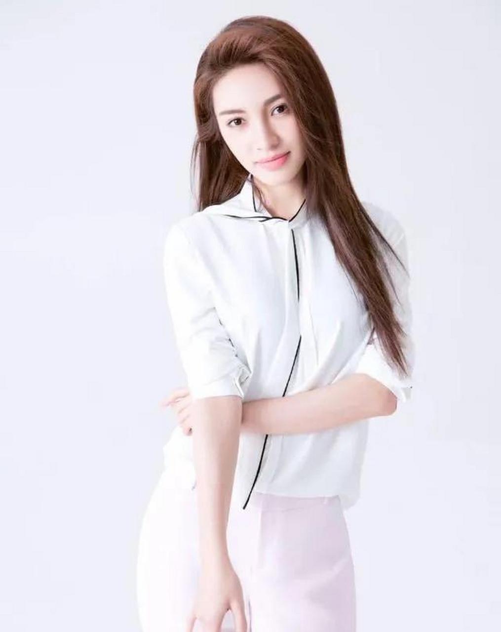 美女明星顾璇,长得很洋气,像不像混血儿?