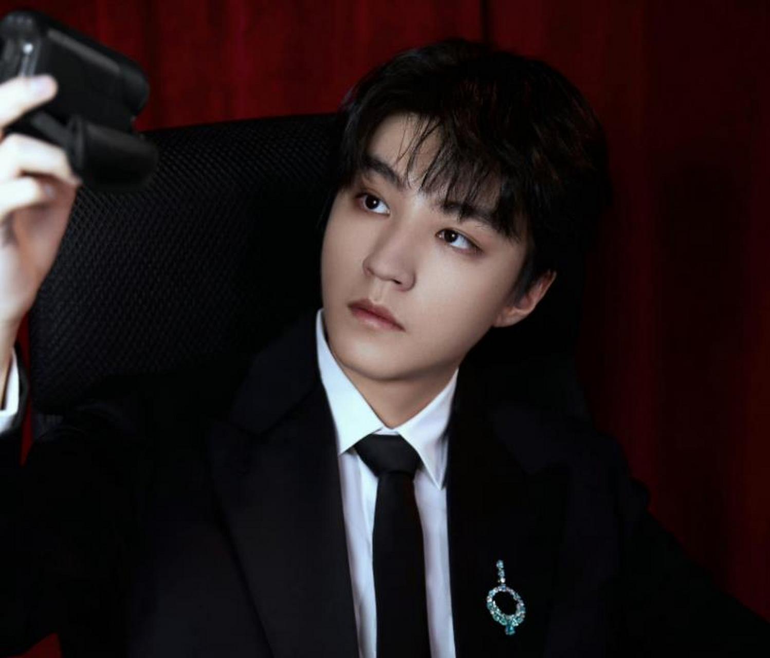 粉丝曝tfboys十周年演唱会新歌等8月,易烊千玺,王俊凯和王源已经进入