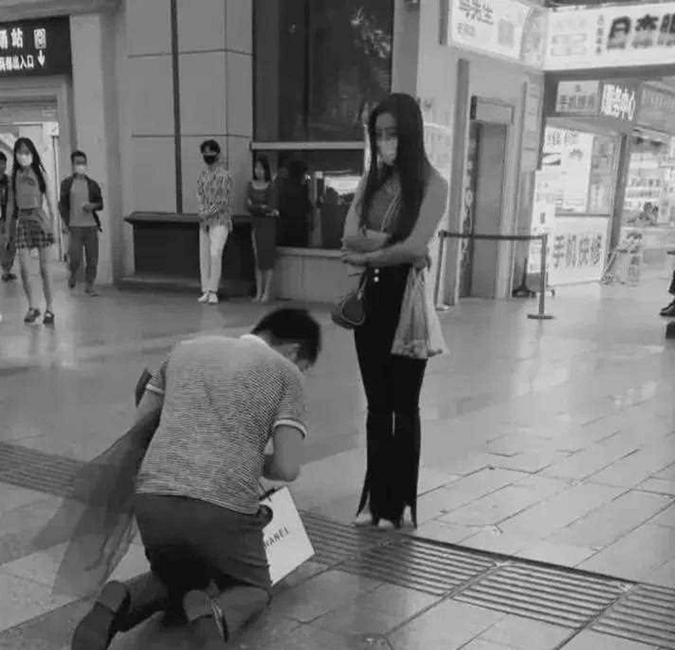 这样卑微的姿态能赢得真爱吗?