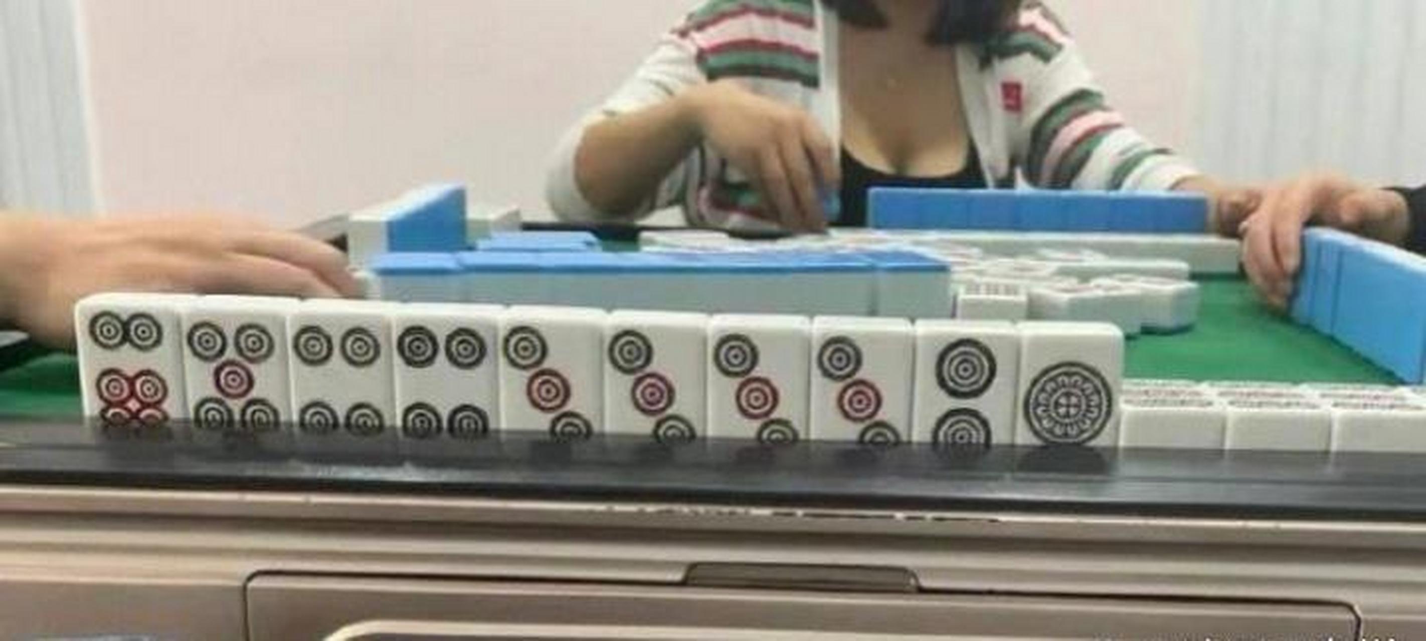 女同事叫我去打麻将,请问这牌怎么能胡啊? #搞笑趣味图