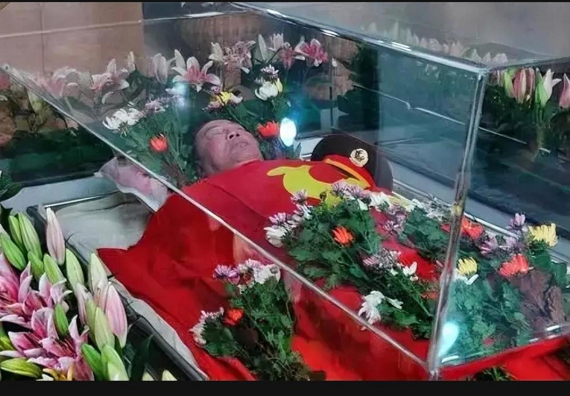 这是2005年古越病逝后遗体在广州殡仪馆的照片.