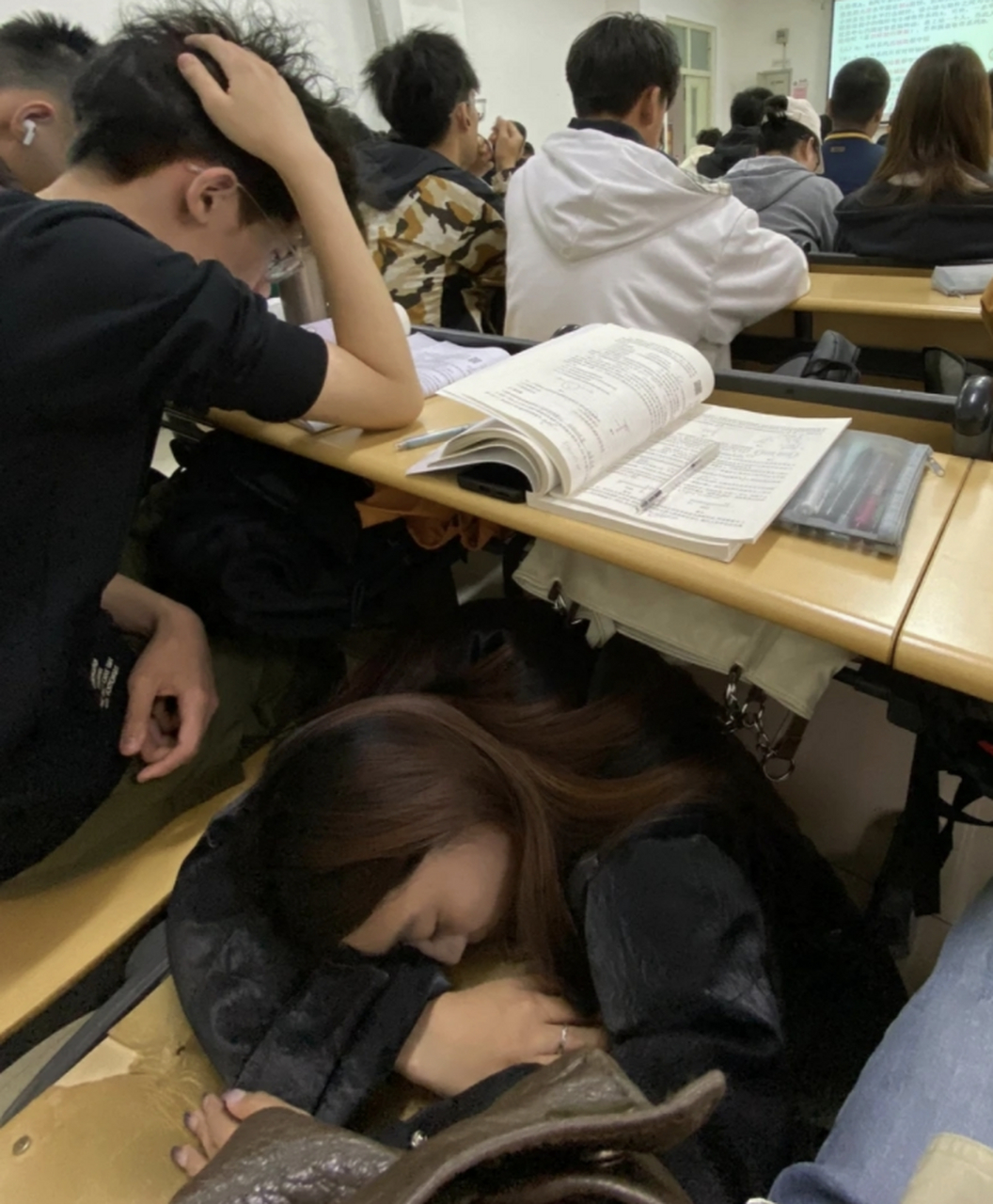 拿着父母的钱,上课只知道睡觉,这就是当代大学生?