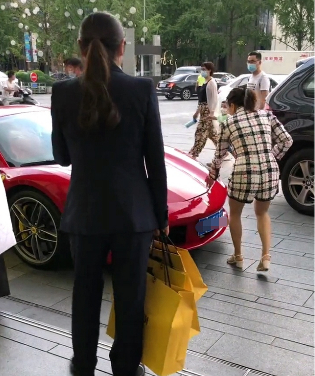 暴发户的真实状态,钱已经在账户,气质还得很长时间才跟上