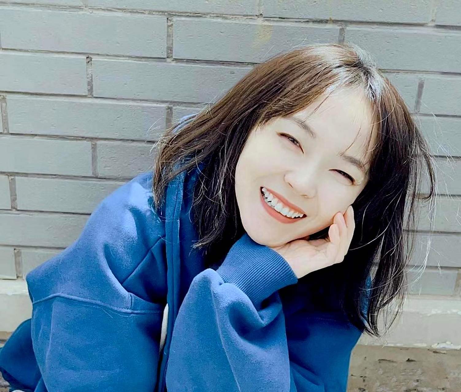 张佳宁笑容甜美,即使扮演学生也毫不违和,她的状态非常青春,与三十多