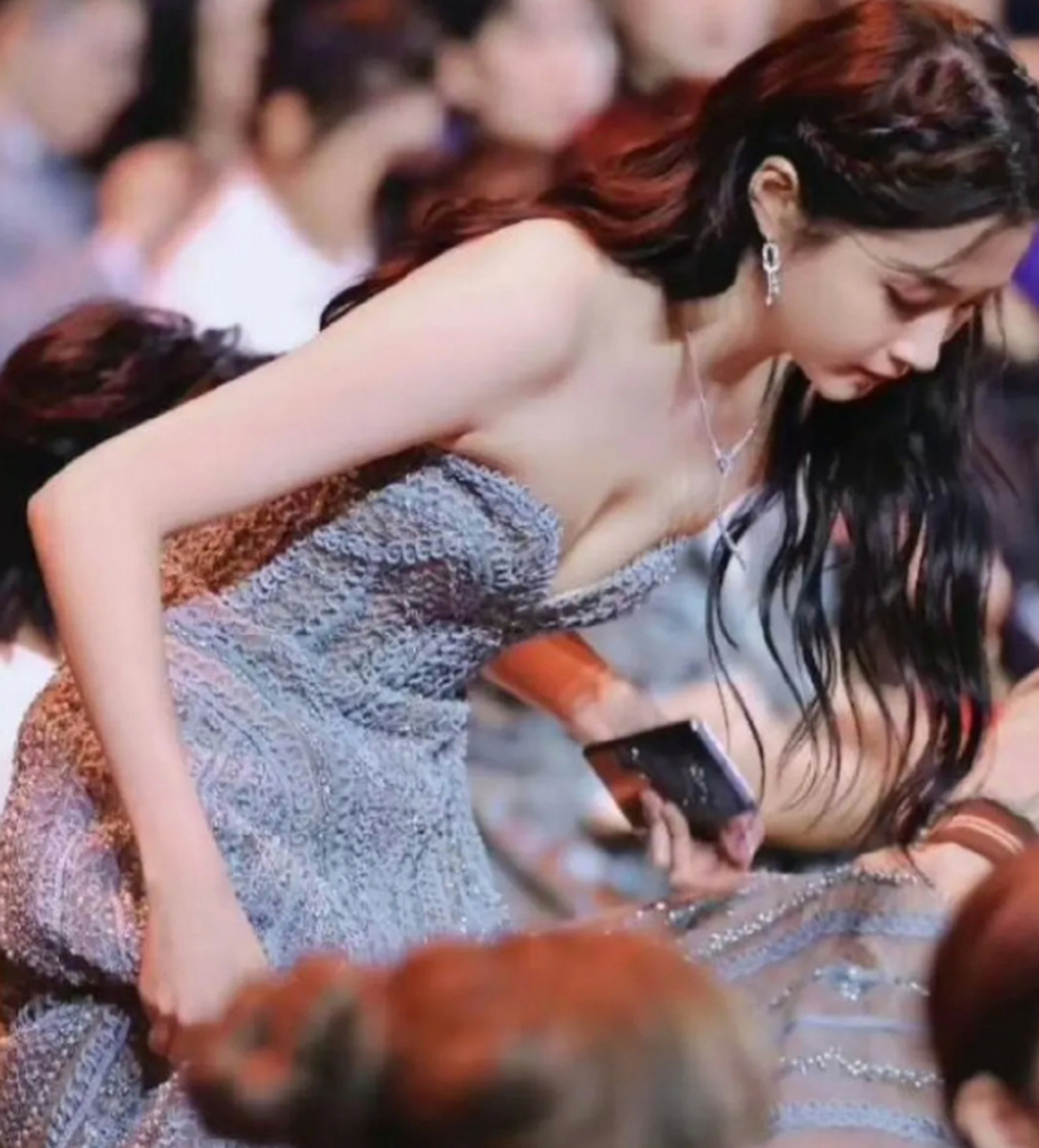 关晓彤女生不一定,胸大才好看. 关晓彤 女明星的身材管理