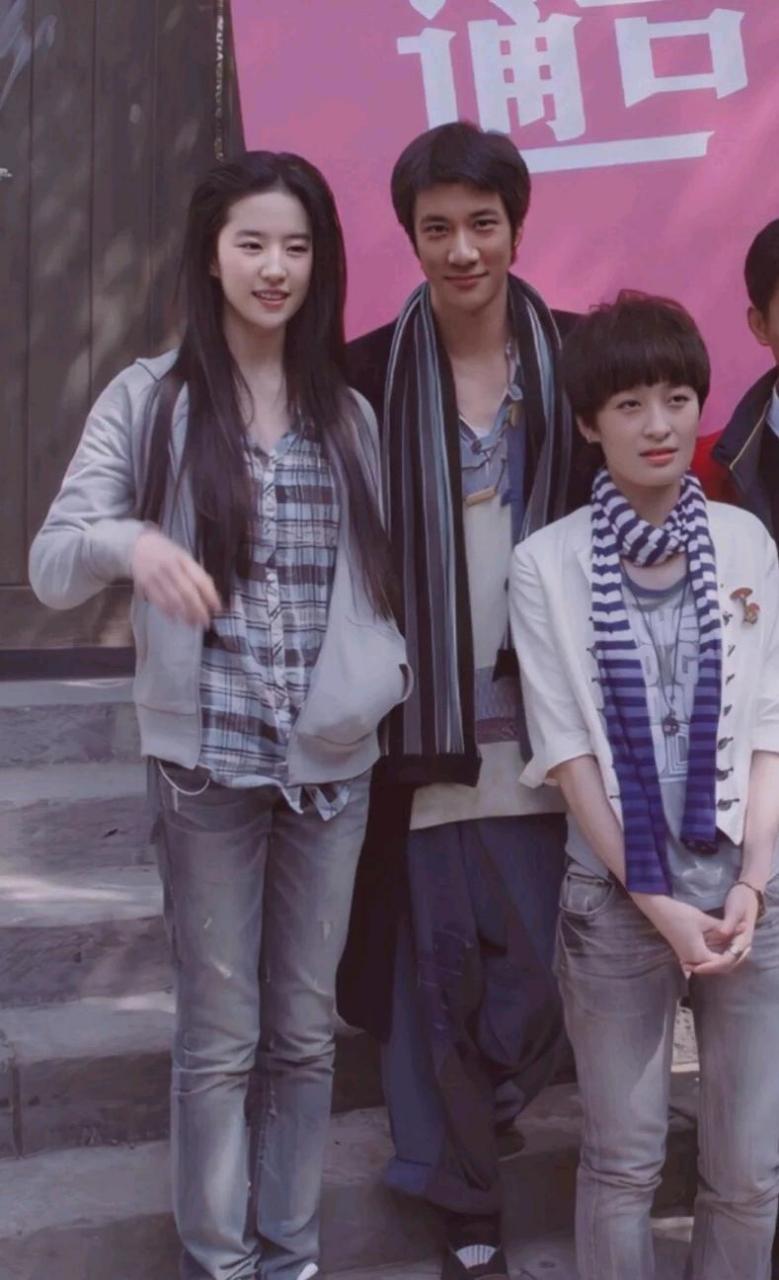 这是2010年电影(恋爱通告)演员合影,万万没想到刘亦菲竟然被大10岁的