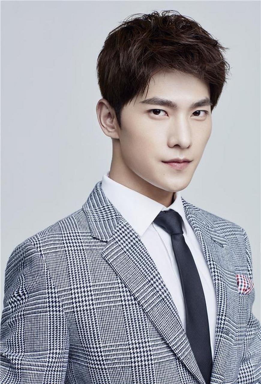 化妆师吴淼说杨洋本人真的不矮# #化妆师吴淼力证杨洋身高争议# 蛔北