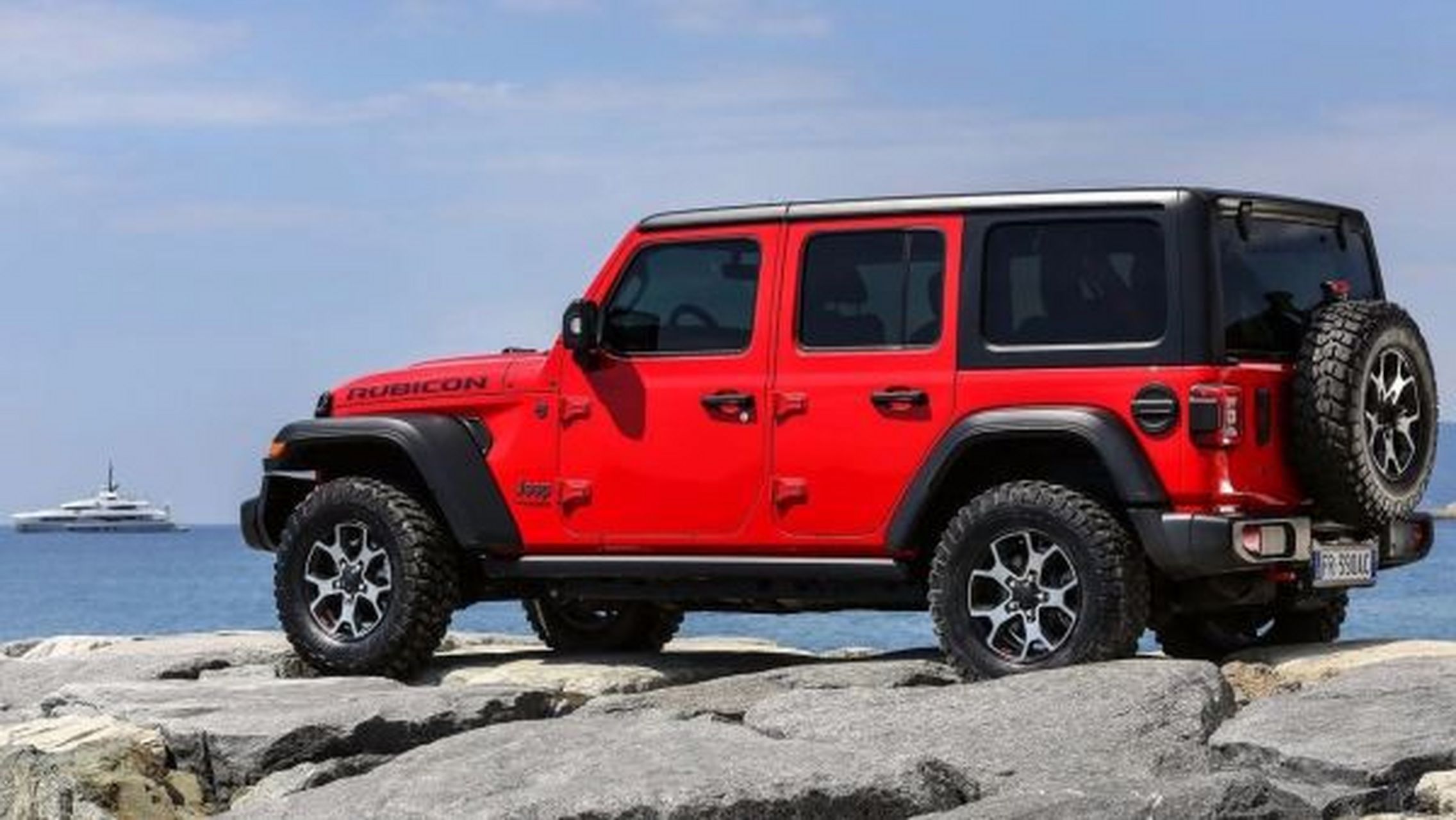 2013年,一名驾驶价值45万牧马人越野车的车主,仅为了20元停车费,竟将