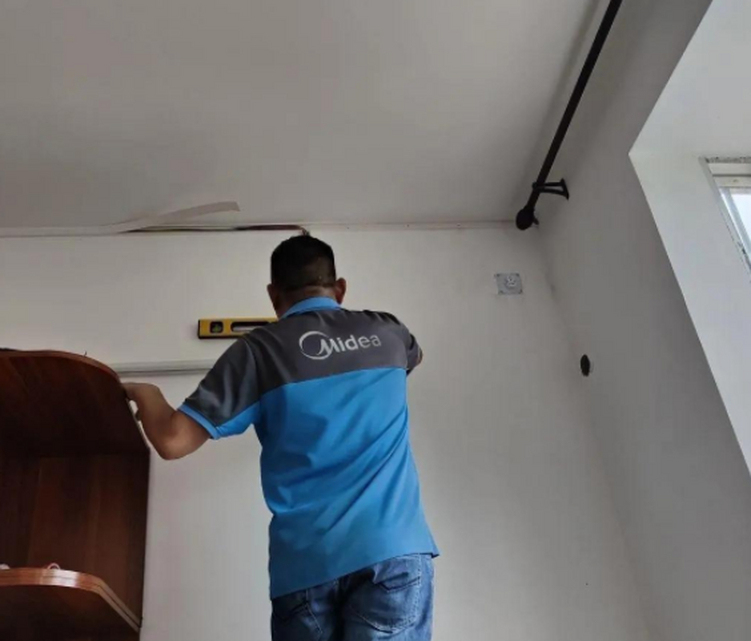 我问修空调的师傅他是干啥工作的,他为啥不搭理我,服务态度那么差?