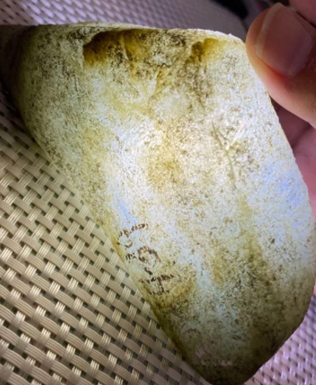 玻璃翡翠原石图(玻璃做的翡翠和真的翡翠有什么区别) 第1张