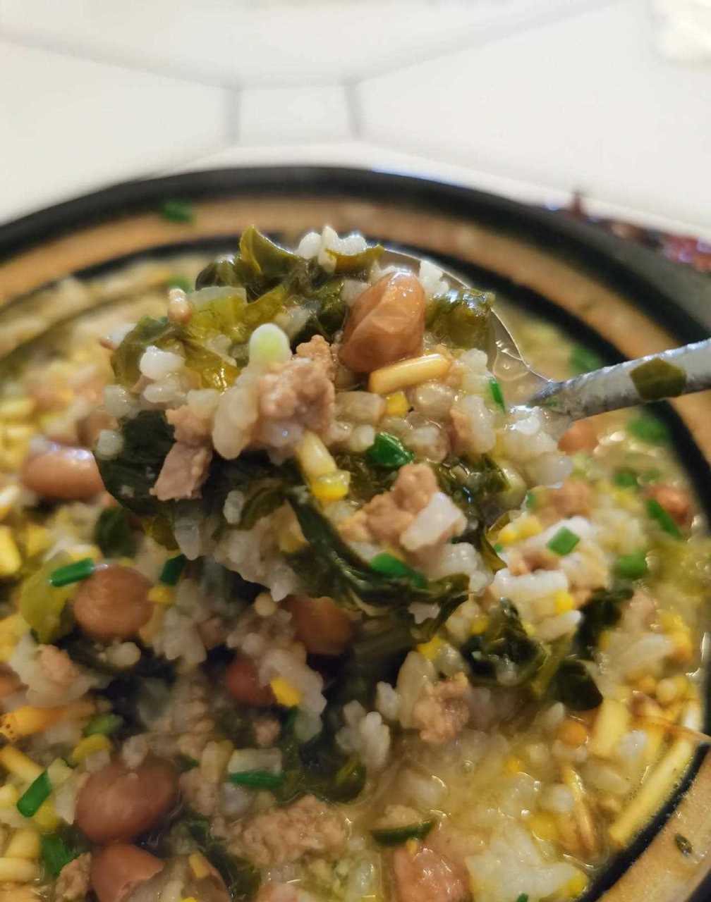 自制砂锅酸汤饭,个人觉得酸汤饭加几滴木姜子油才够霸气[哈欠]