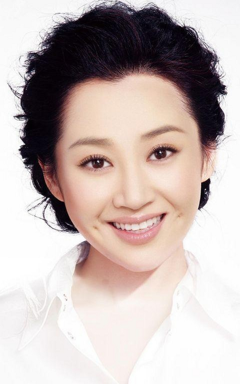 大三的时候,许晴主演陈凯歌执导的电影《边走边唱》,名气一点点打开了