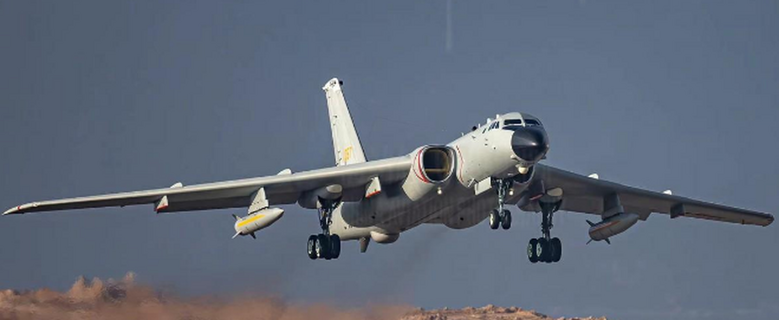 在轰-6k轰炸机机翼下方,还能够完成电子吊舱的携带,通过携带电子战