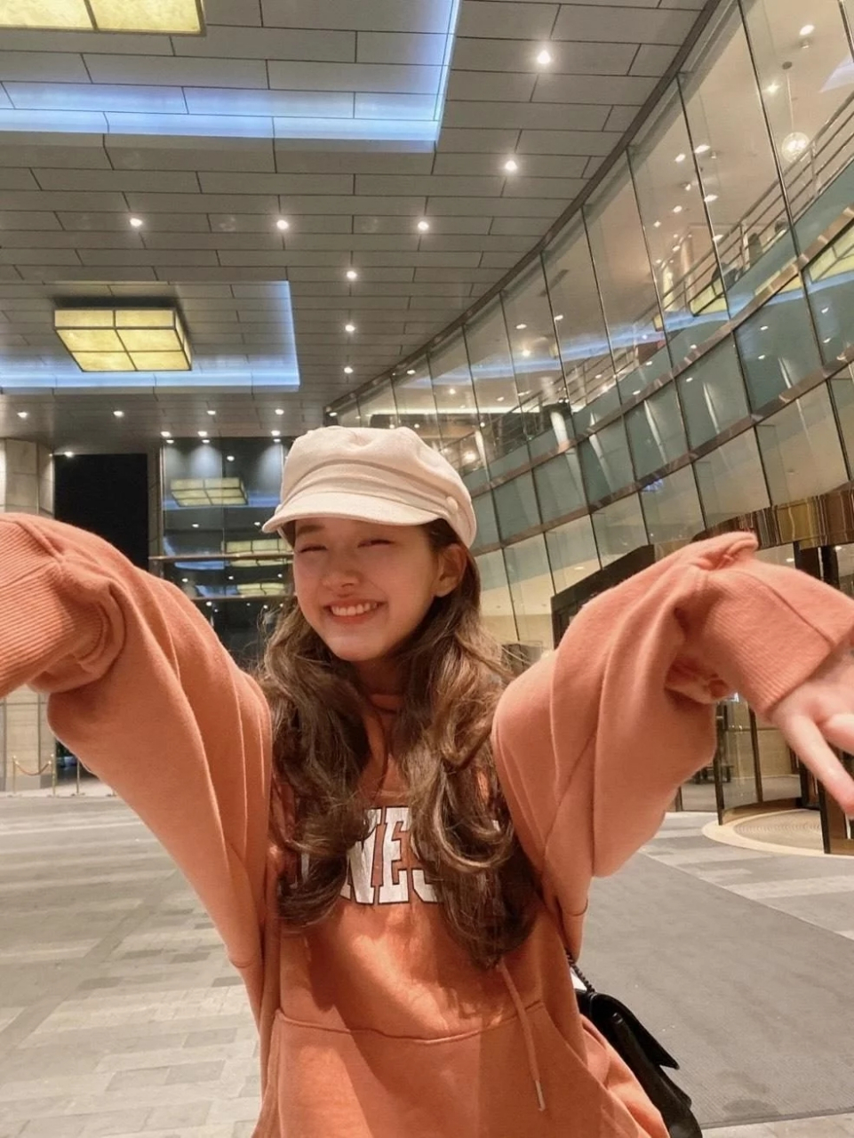 赵露思机场穿搭真漂亮,白色卫衣搭配紧身牛仔裤,展现完美身材