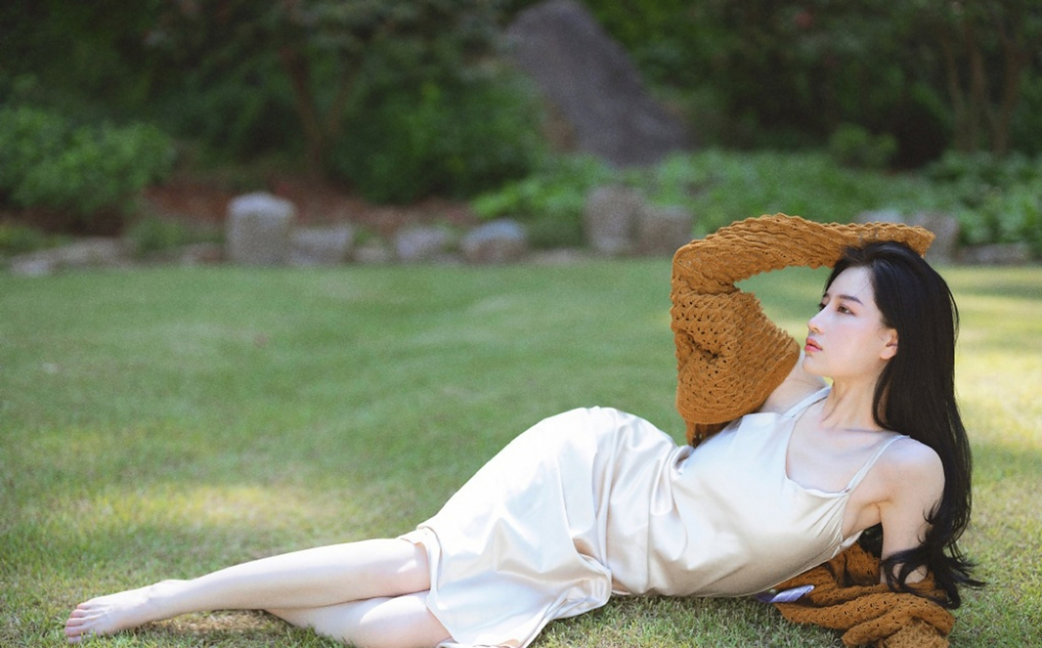 白皙诱人美女妖娆身姿户外写真