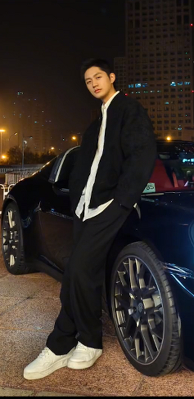 大明星羊毛月提了一辆保时捷好有钱呀.