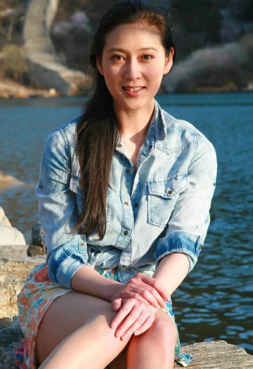 极品美女赵珂无论是从颜值,身材,肌肤都非常的优秀,肤白貌美大长腿