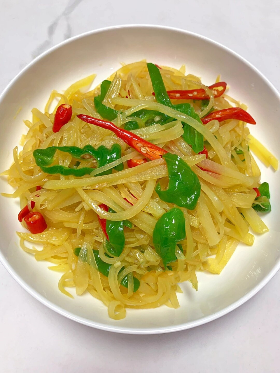 今日晚餐丨清蒸鲈鱼 蒜苔鱿鱼须 土豆丝!