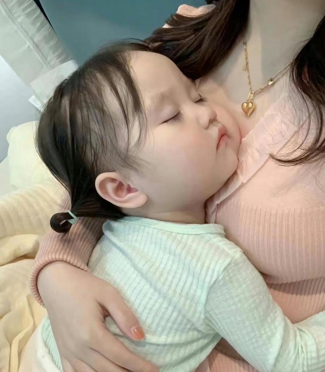 爸爸出差,妈妈一个人在家带孩子挺辛苦