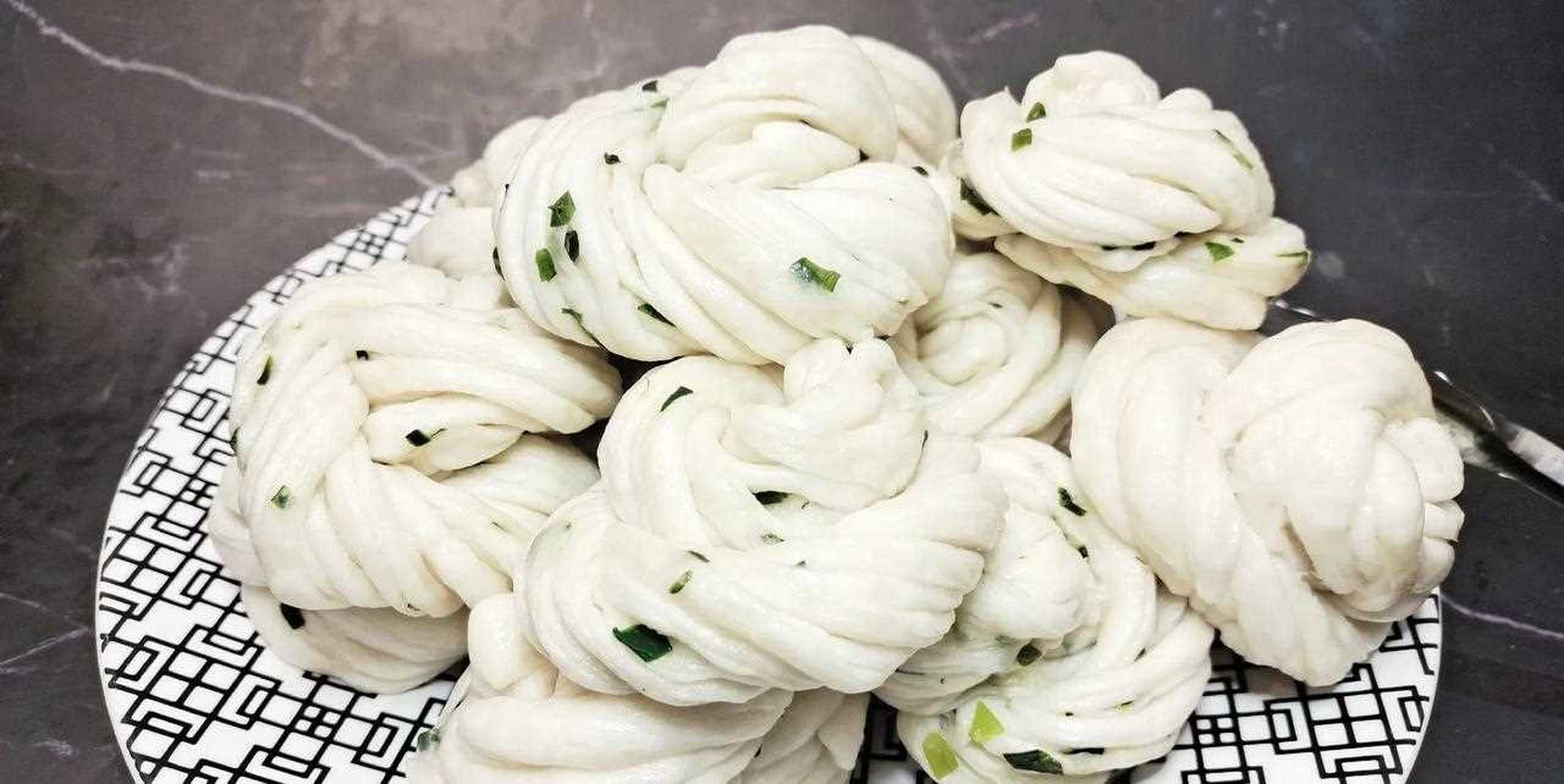【【老闪爱美食】闪姐分享银丝花卷的做法,蓬松柔软有嚼劲,面白葱.