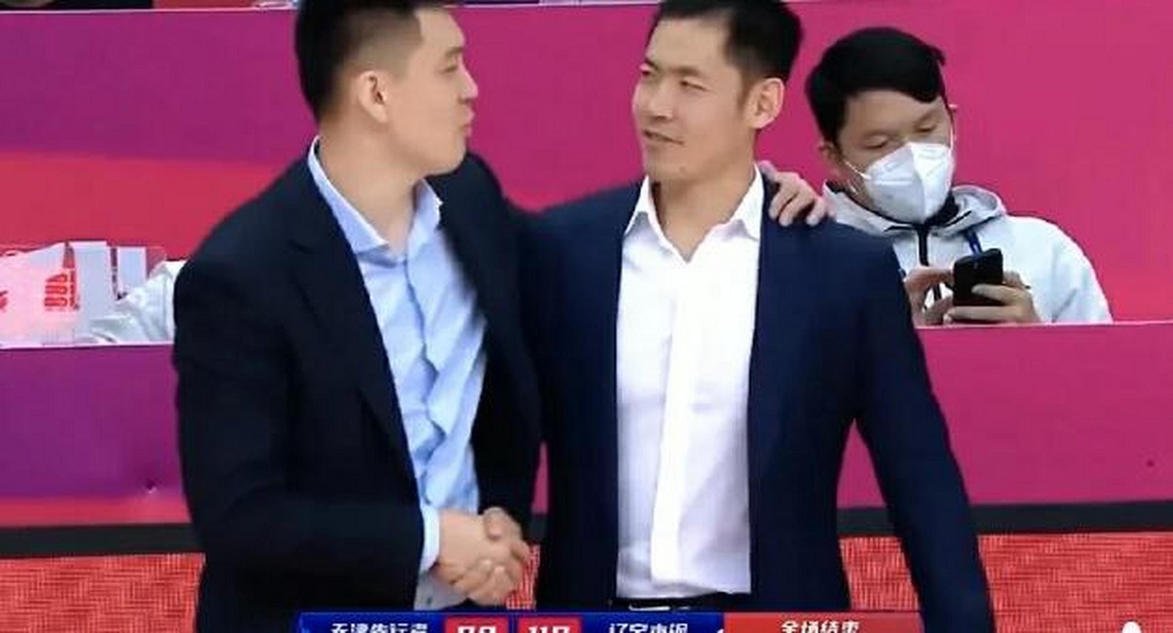 杨鸣张庆鹏握手,cba常规赛辽宁110-98轻取天津,取得四连胜.