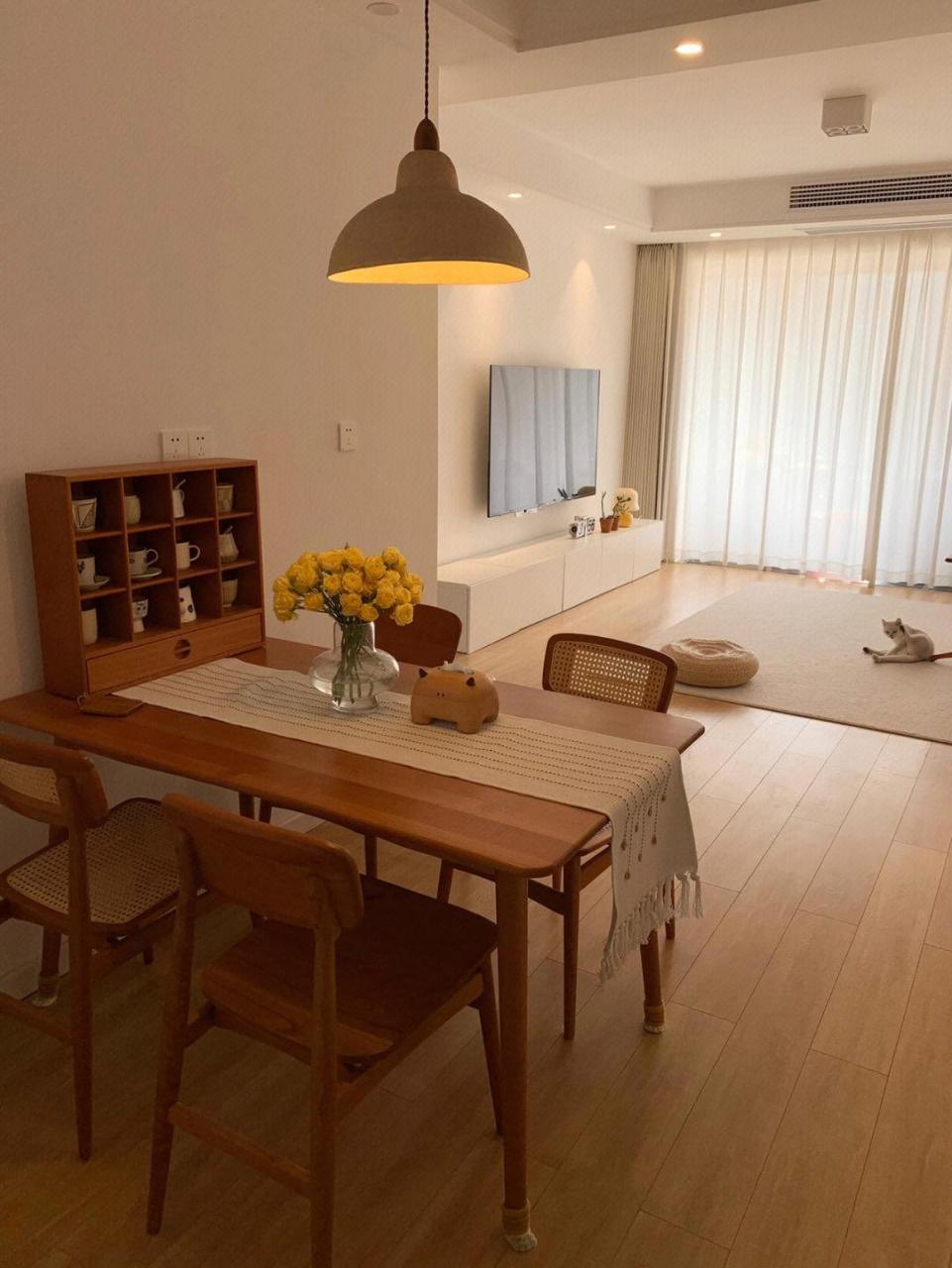 好幸运我有一个 舒适自在的家 晚上可以慵懒地 靠在沙发上享受休闲