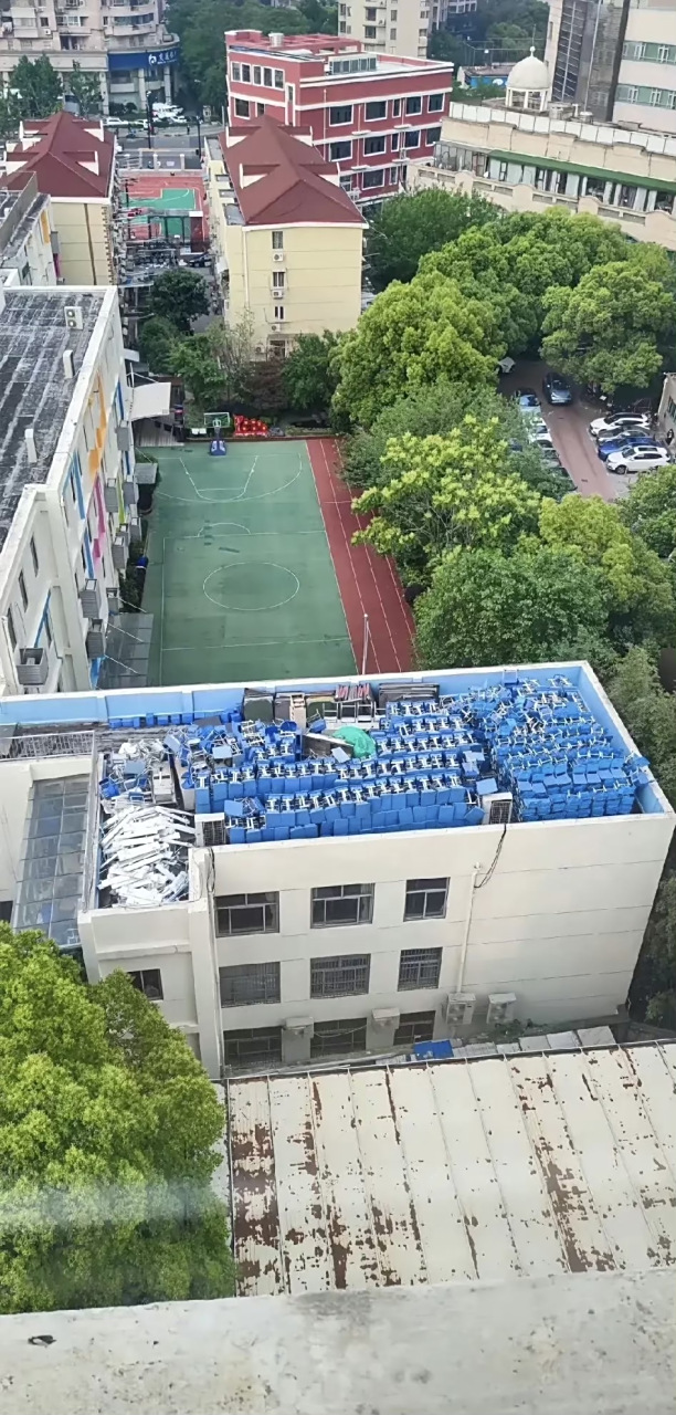 有网友爆料,上海某学校楼顶上,同样堆放着大量课桌椅,不知是否存在