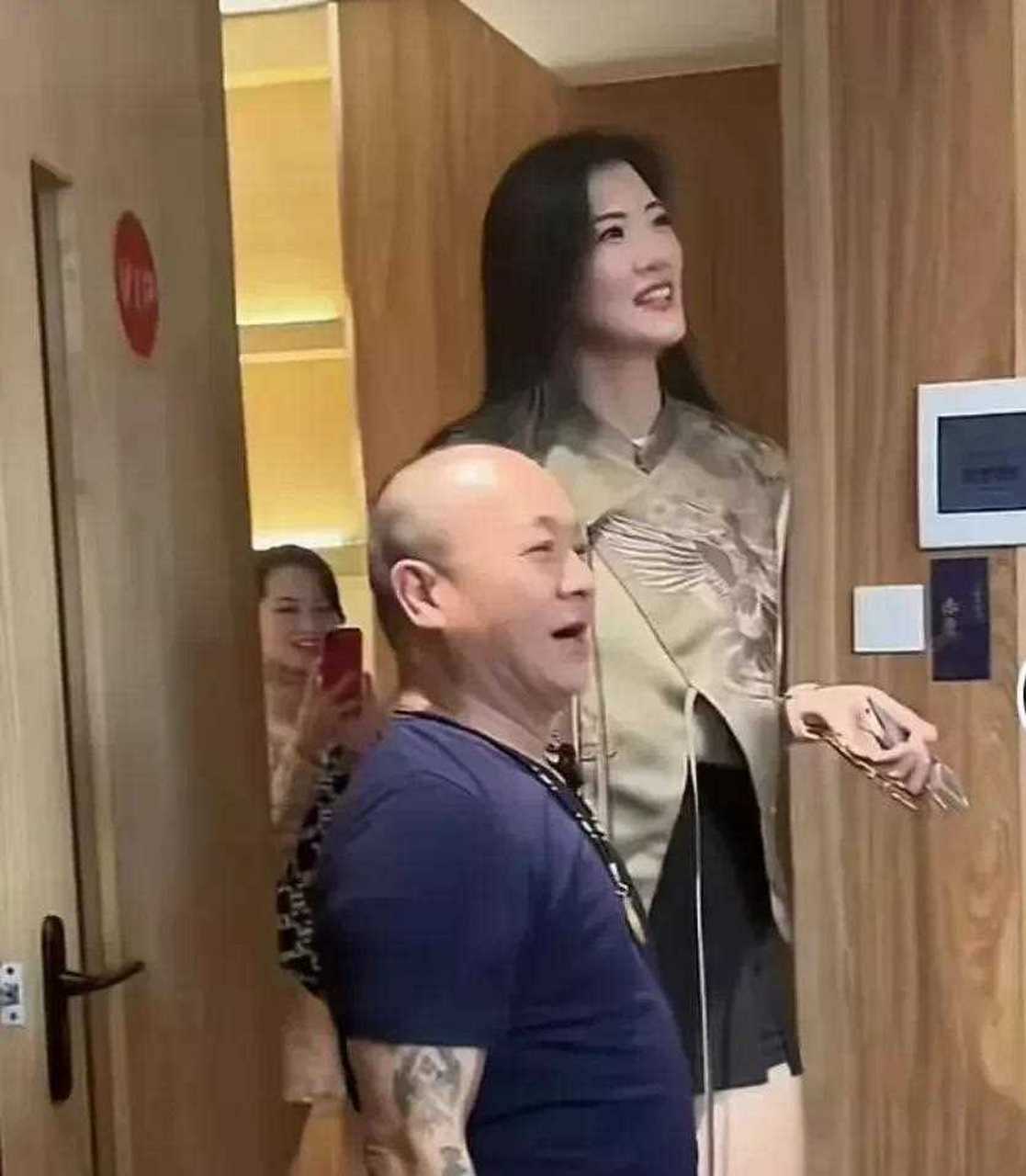 超模孙昕荧真的是英姿飒爽,美不胜收,谁要是能娶了她成为她老公,应该