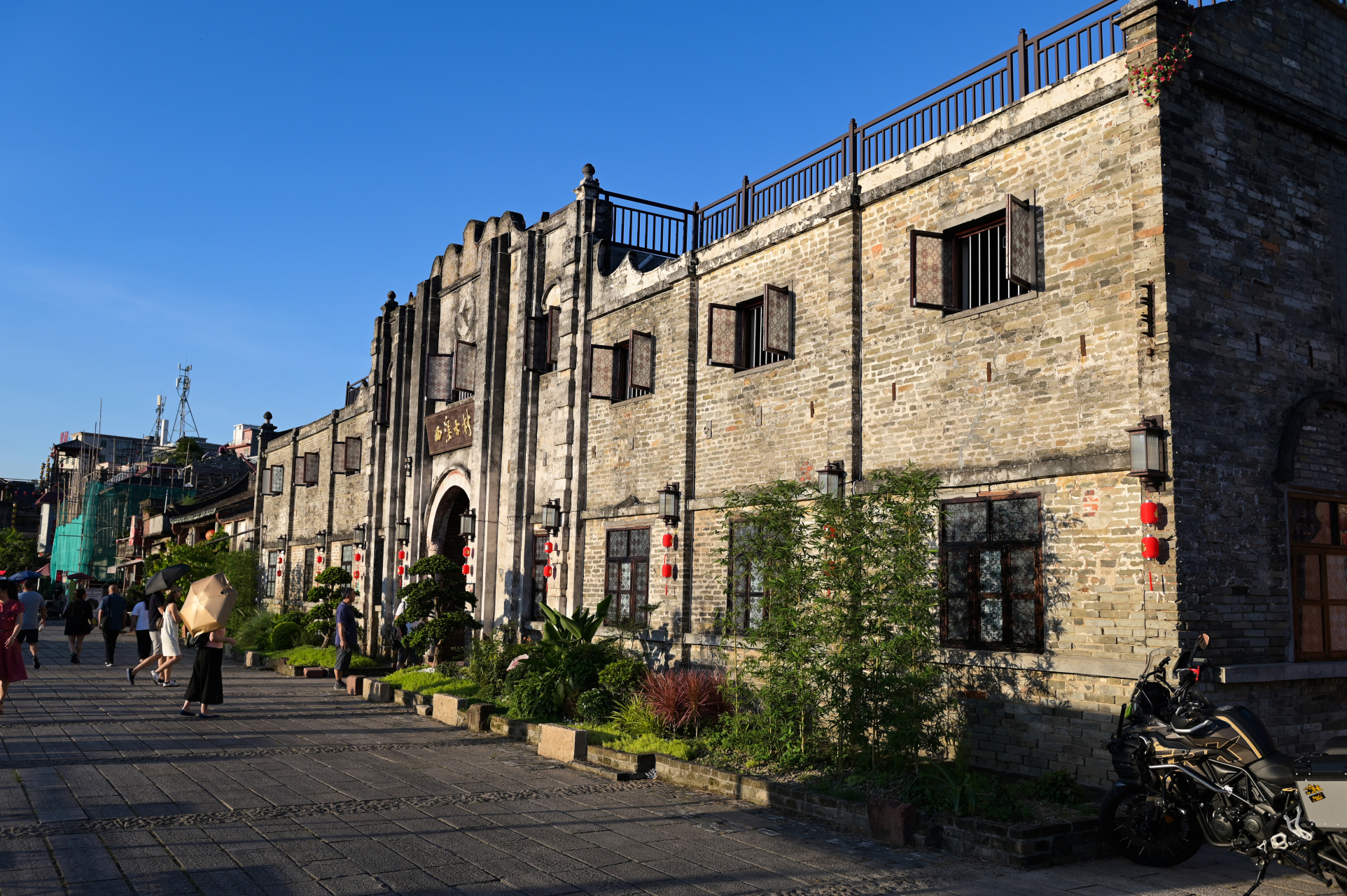 夏日的西溪古村,虽然天气炎热,依然挡不住游客的热情.