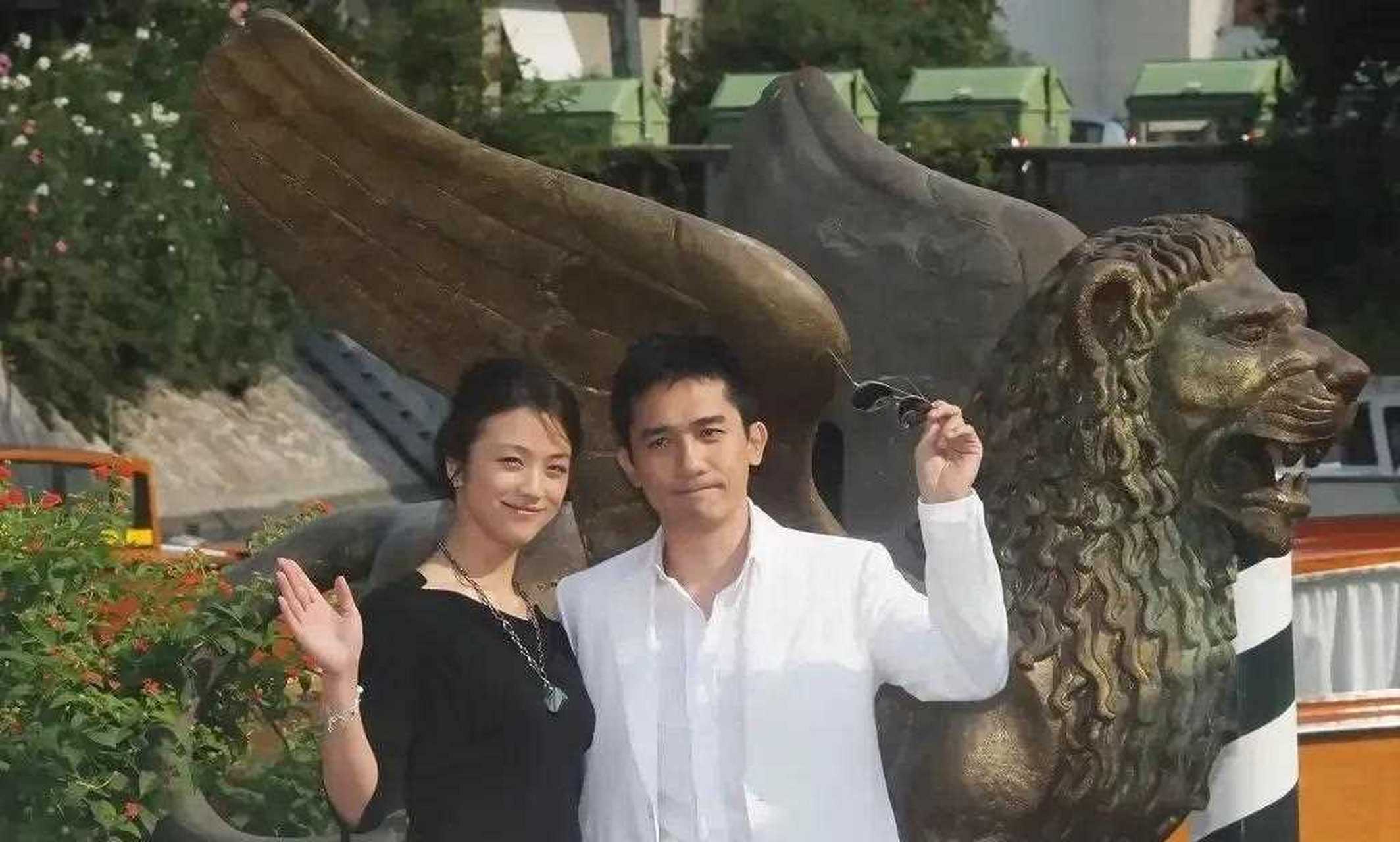 汤唯官方身高172,和梁朝伟合照时,为了照顾对方的面子,特地弯了腿,没